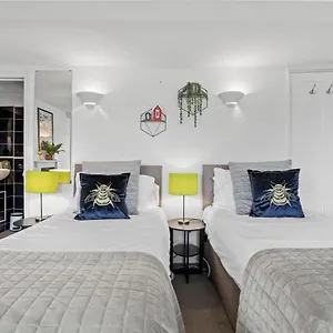 Escape To The Sea Large Property- 150 Meters- Sleeps 5 - Fast Wifi Apartment